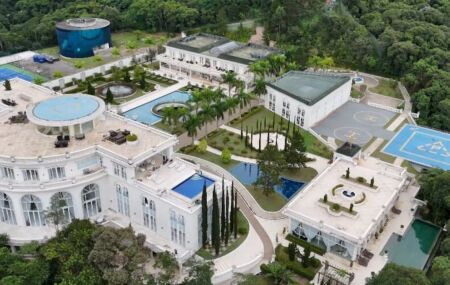 Com 18 quartos, jardins inspirados em Paris e hangar para quatro aeronaves. 