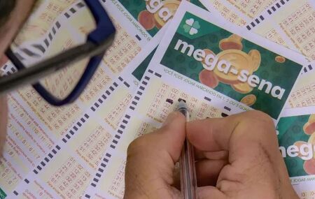 Pessoa marcando cartelas da Mega-Sena.