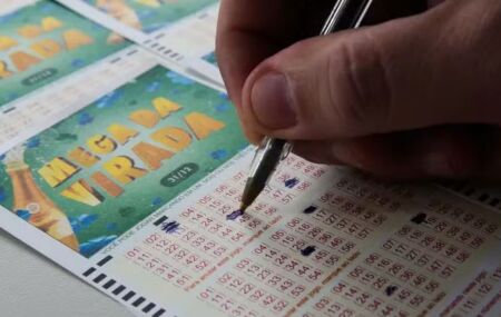Pessoa marcando cartela da Mega da Virada.