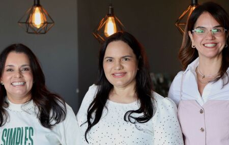 Mission&aacute;ria Michele Collins ao lado de mulheres na Confer&ecirc;ncia Plenitude da Igreja da Luz.