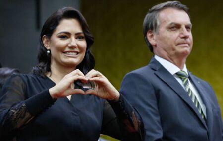 Michelle Bolsonaro e Jair Bolsonaro.