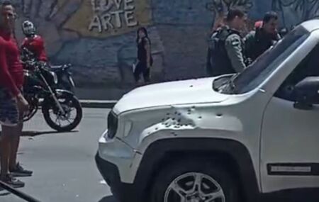 Carro alvejado ap&oacute;s confronto entre pol&iacute;cia e suspeito de roubar o ve&iacute;culo, no Recife.