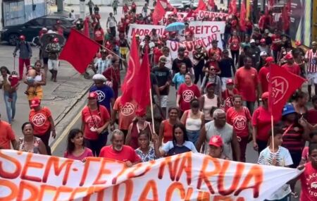 Integrantes do MTST Pernambuco em ato na Prefeitura do Recife.