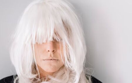 Mulher com o cabelo branco.