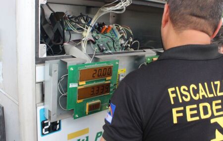 Fiscaliza&ccedil;&atilde;o do IPEM em posto de combust&iacute;vel de cidade do Grande Recife