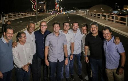 Prefeito do Recife, Jo&atilde;o Campos, com aliados pol&iacute;ticos na libera&ccedil;&atilde;o da Ponte Girat&oacute;ria.