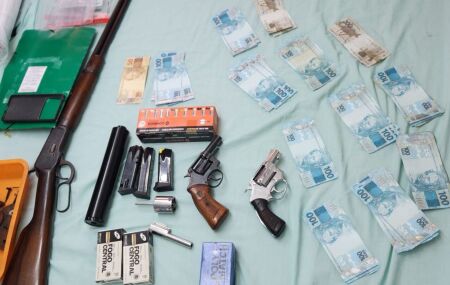 Armas, dinheiro e muni&ccedil;&atilde;o apreendidos pela Opera&ccedil;&atilde;o.