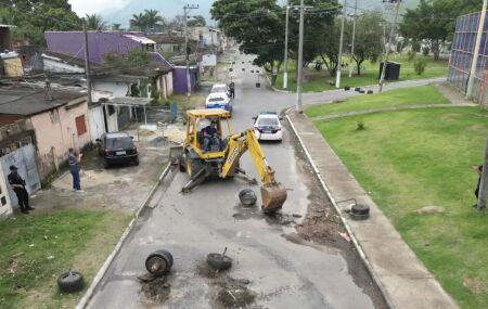Rua sendo desbloqueada em Opera&ccedil;&atilde;o Barricada, no Rio de Janeiro.