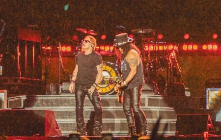 A forma&ccedil;&atilde;o atual do Guns N' Roses em turn&ecirc; mundial. Axl Rose e Slash em destaque.