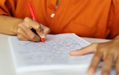 Rotina organizada e ambiente adequado podem favorecer o desempenho de quem se prepara para concursos.