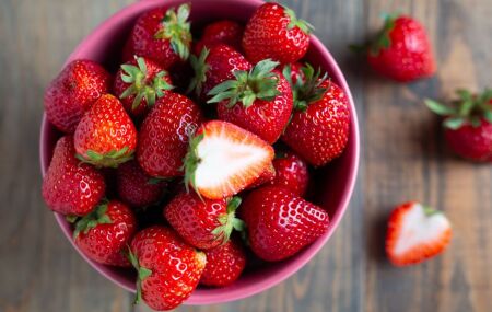 Morangos lavados em &aacute;gua corrente.