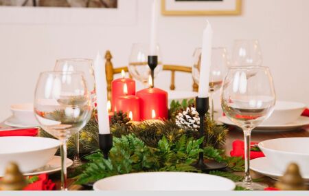 Mesa posta de Natal com elementos tradicionais em tons festivos, organizada de forma simples e acolhedora.