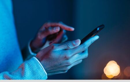 Trabalhador acessa o portal Meu INSS para solicitar aux&iacute;lio-doen&ccedil;a.