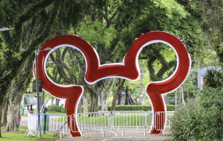 Montagem do Natal da Disney no parque Barigui em Curitiba (PR).