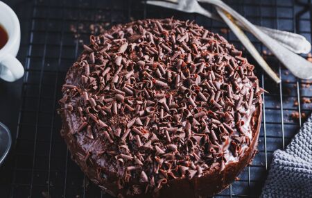Bolo de chocolate crocante com cobertura crocante e massa macia, a combina&ccedil;&atilde;o que tem feito sucesso.