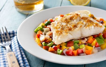 Prato de bacalhau preparado para as festas de fim de ano, tradi&ccedil;&atilde;o presente nas mesas brasileiras.