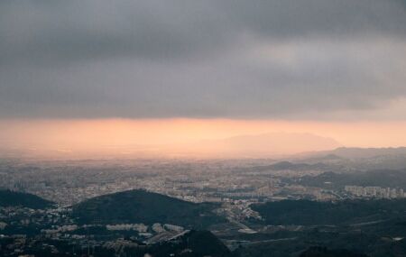 C&eacute;u fechado e chuvoso sobre S&atilde;o Paulo nesta quarta-feira, no fim da tarde, com alerta de ventos intensos e tempo inst&aacute;vel.