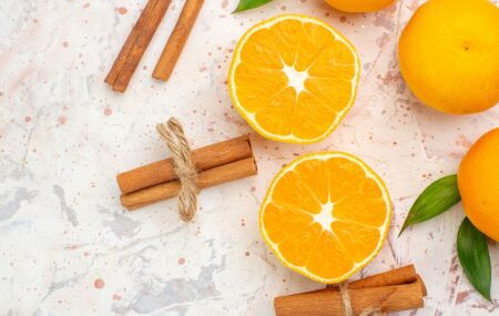 A mistura de canela e cascas de laranja cria um aroma natural e econ&ocirc;mico para perfumar a casa.