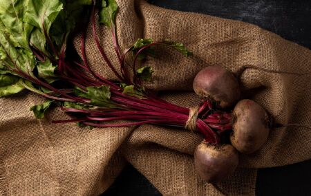 Beterraba fresca aparece como op&ccedil;&atilde;o natural para apoiar a sa&uacute;de do f&iacute;gado no dia a dia.
