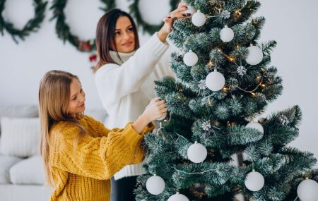 Fam&iacute;lia monta a &aacute;rvore de Natal em casa, mantendo tradi&ccedil;&otilde;es que atravessam gera&ccedil;&otilde;es.