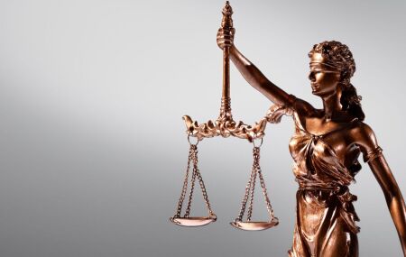 A imagem de T&ecirc;mis, de olhos vendados e balan&ccedil;a em m&atilde;os, remete ao ideal de Justi&ccedil;a aplicada de forma igualit&aacute;ria.