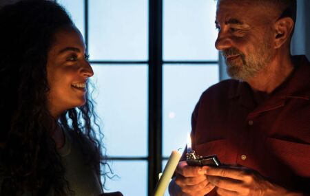 Moradores da Grande S&atilde;o Paulo acompanham a retomada do fornecimento de energia ap&oacute;s apag&atilde;o.