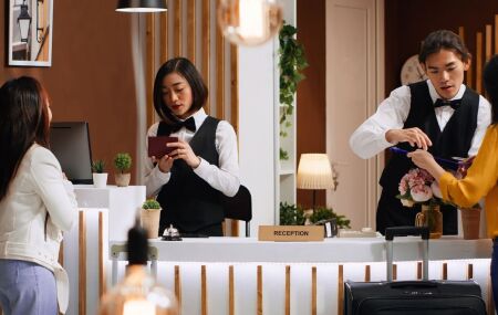 H&oacute;spedes registram entrada na recep&ccedil;&atilde;o de hotel, agora com regras padronizadas de check-in e check-out em todo o pa&iacute;s.