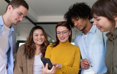 Trabalhadores consultam aplicativo para verificar direito ao abono salarial do PIS/Pasep 2026.