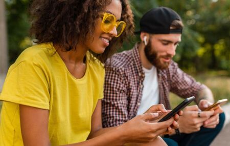 Usu&aacute;rios praticam idiomas em celulares usando apps gratuitos de aprendizado.