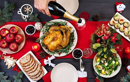 Mesa de ceia de Natal com ingredientes frescos, pratos coloridos e sobremesas mais leves.