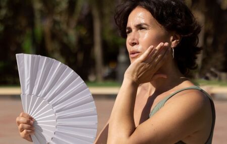 Moradores enfrentam altas temperaturas em cidades sob alerta de calor extremo no Brasil.