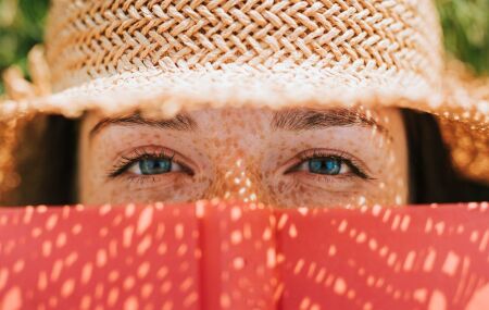 Calor intenso e sol forte exigem cuidados simples para proteger os olhos.