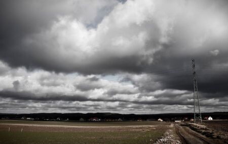 Nuvens carregadas indicam instabilidade do tempo em Minas Gerais, com alerta de chuva forte e possibilidade de granizo.