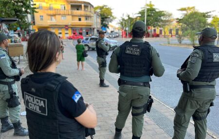 Policiais militares na rua.