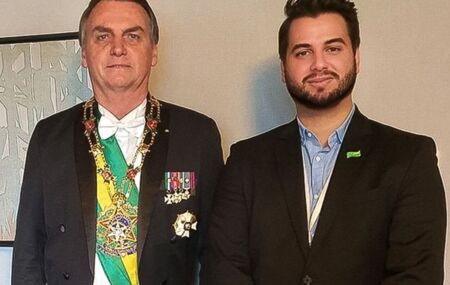 Filipe Martins, ex-assessor de Bolsonaro, ao lado do ex-presidente. 