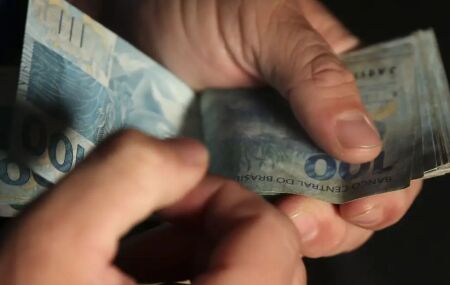 Pessoa contando dinheiro.