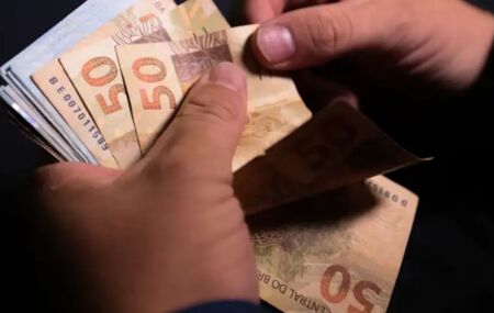 Pessoa contanto dinheiro.