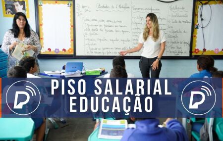 Profissional da educa&ccedil;&atilde;o em sala de aula.