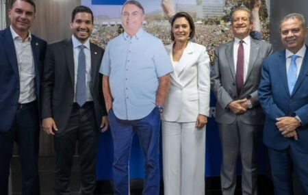 PL adota papel&atilde;o para representar ex-presidente. 