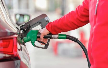 Pessoa abastecendo ve&iacute;culo.