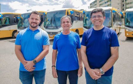 Prefeito Carlos Santana entrega &ocirc;nibus em Ipojuca.