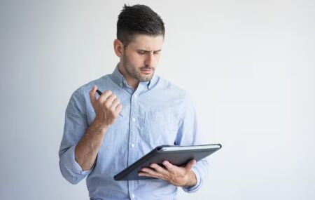 Ilustra&ccedil;&atilde;o de prefeito analisando o que pode ser feito em seu &uacute;ltimo ano de mandato.