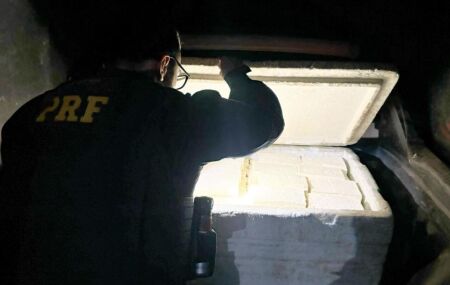 Agente da PRF durante apreens&atilde;o de queijo coalho na BR-232.