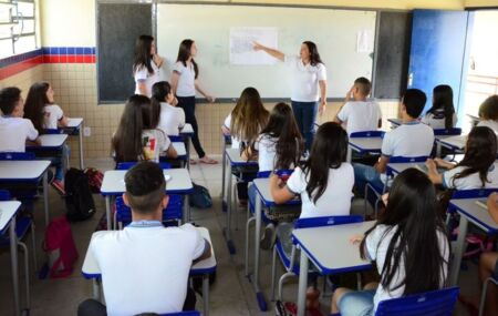 Professor na sala dando aula.