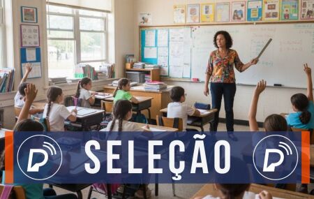 Professora ensinando alunos.