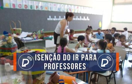 Professora da educa&ccedil;&atilde;o b&aacute;sica com crian&ccedil;as em sala de aula.
