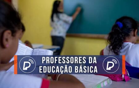Professora da educa&ccedil;&atilde;o b&aacute;sica dando aula.