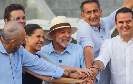 Raquel Lyra ao lado do presidente Lula e seus ministros.