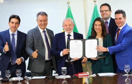 Raquel Lyra e Lula assinam acordo para investimento no Metr&ocirc; do Recife.