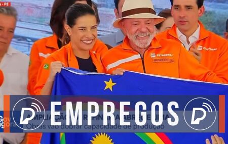 Raquel Lyra e Lula com a bandeira de Pernambuco
